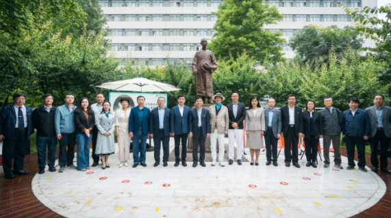西北高等教育奠基人、中国现代医学先驱徐诵明雕像在9001cc金沙落成 西北高等教育奠基人、中国现代医学先驱徐诵明雕像在9001cc金沙落成