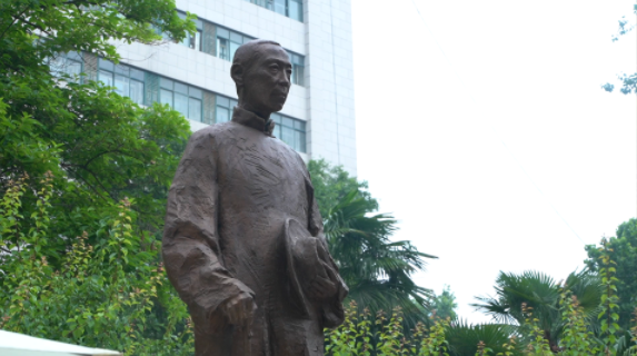 西北高等教育奠基人、中国现代医学先驱徐诵明雕像在9001cc金沙落成 西北高等教育奠基人、中国现代医学先驱徐诵明雕像在9001cc金沙落成