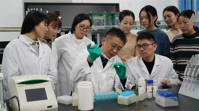 Science封面文章:9001cc金沙金丝猴研究团队首次系统揭示灵长类社会演化之谜_fororder_齐晓光正在做实验,右侧为武进伟,左一为赵兰